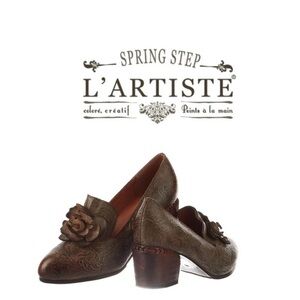 L’Artiste NOORA Block Heel Pumps